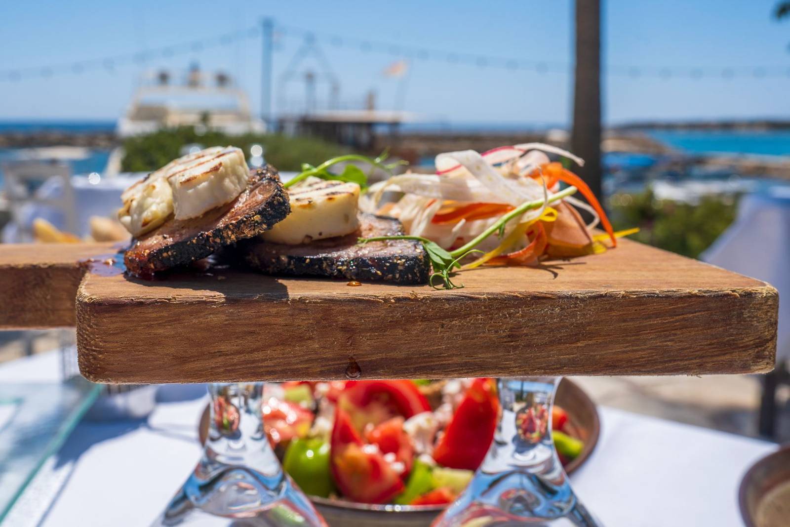 Plato de cocina local frente al mar